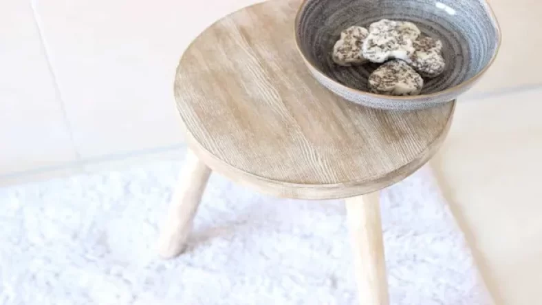 10 Chic and Stylish Decorative Stools for Your Bathroom Vanity